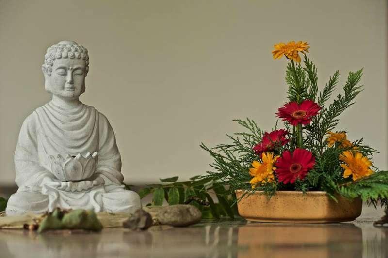 boeddha en bloemstukje