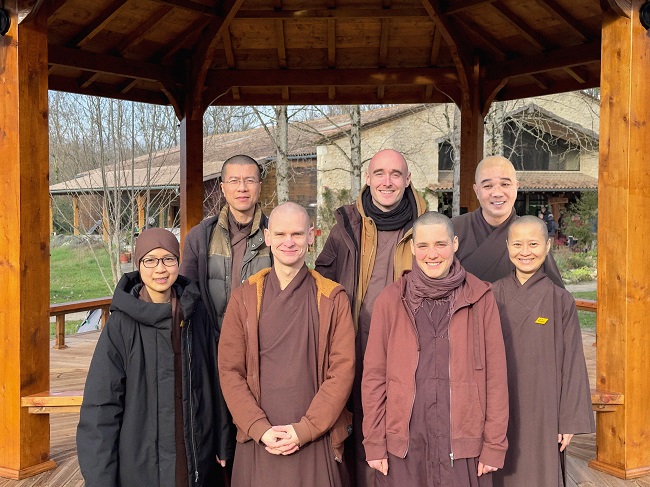 In mei 2024: zeven monniken en nonnen van Plum Village on tour